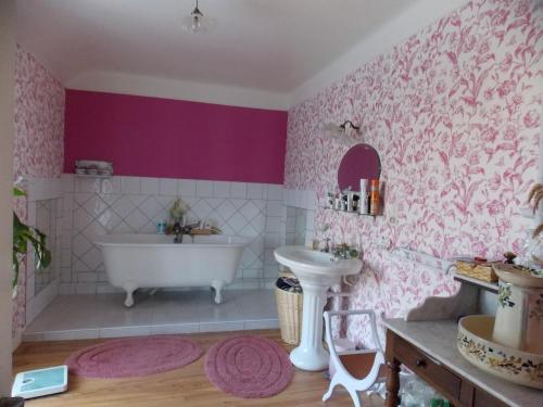 库埃斯农河畔罗科尔法兰克森赫努迪艾尔住宿加早餐旅馆的粉红色的浴室设有浴缸和水槽