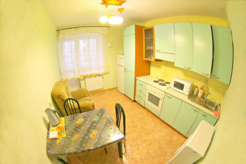 赤塔得卡布利斯特因哥宾兹克亚29号公寓的一间带桌子的小厨房和一间餐厅