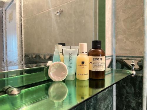 库巴Orchard的浴室柜台配有肥皂和镜子