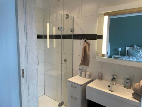 格罗森布罗德Ferienvermietung Strandnah的带淋浴、卫生间和盥洗盆的浴室