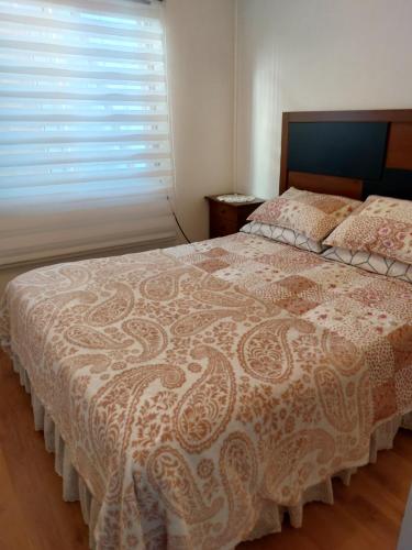 弗鲁蒂亚尔Casa a 5 minutos del balneario的一间卧室设有一张大床和窗户