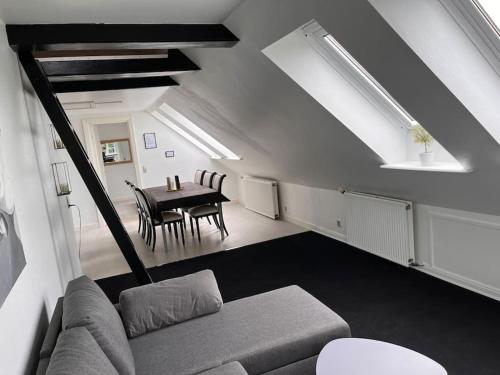 科灵Stor rummelig lejlighed med egen P-plads的客厅配有沙发和桌子