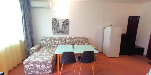 布尔加斯Seaview apartment - Clara Sarafovo - 100m to sea的客厅配有沙发和桌椅