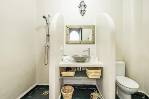 马拉喀什艾姆派尔摩洛哥传统庭院住宅的一间带水槽和卫生间的浴室
