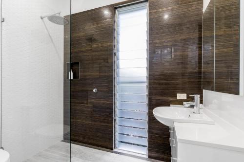 拜伦湾Studio 9的一间带玻璃淋浴和水槽的浴室