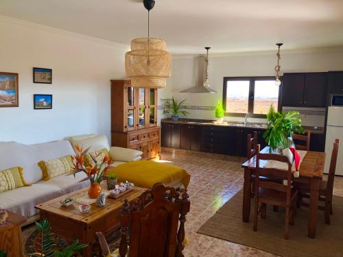 Valles de OrtegaTranquila casa rural en el centro de Fuerteventura的客厅配有沙发和桌子