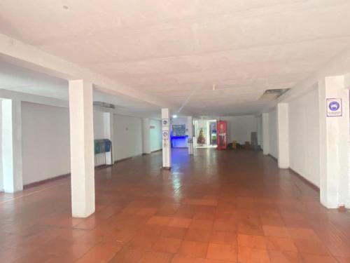 巴兰基亚Residencias Piscis的一间空房间,拥有白色的墙壁和瓷砖地板