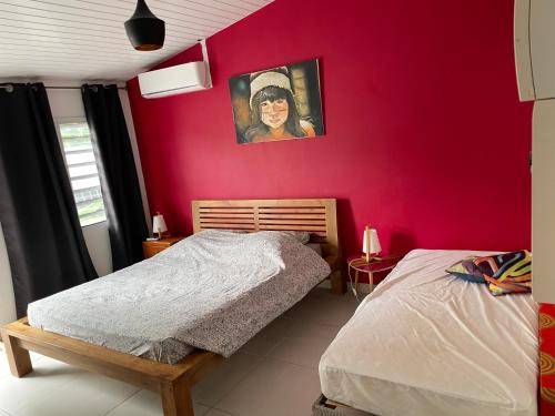 卡宴Tampok lodge的卧室设有一张红色的墙壁和一张床