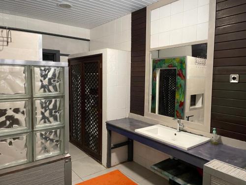 卡宴Tampok lodge的一间带水槽和镜子的浴室