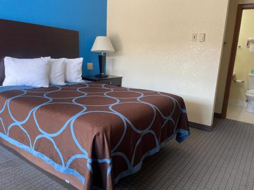 欧克莱尔Amerivu Inn & Suites的一张大床,位于酒店客房内,配有一张小床