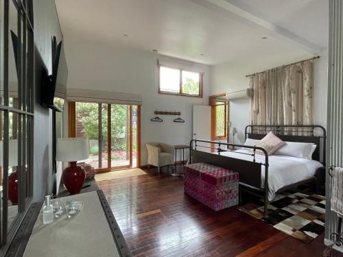 亚拉格林公寓 - 亚拉河谷的一间卧室设有一张床和一间客厅。