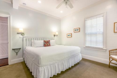 基韦斯特Palm Gardens的白色的卧室设有床和窗户