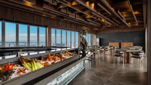 高雄TAI Urban Resort 承亿酒店的一间带桌椅的餐厅以及一间自助餐
