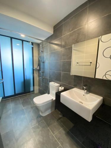 努沙再也Almas Suite Puteri Harbour-T- Legoland-JB新山- SG新加坡的浴室配有白色卫生间和盥洗盆。
