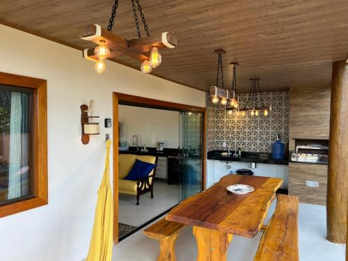 Costa DouradaRecanto Bela Vista II的用餐室和带木桌的厨房
