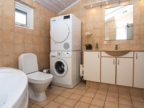 宝可波Holiday Home Hvidbjergvej的一间带洗衣机和水槽的浴室