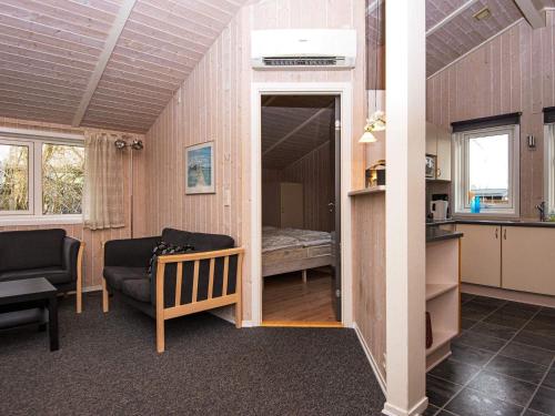 宝可波Holiday Home Hvidbjergvej的一间小房间,设有一间卧室和一间客厅