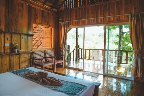 俊穆岛Kohjum Freedom Resort的一间卧室配有一张床,床上有毛巾