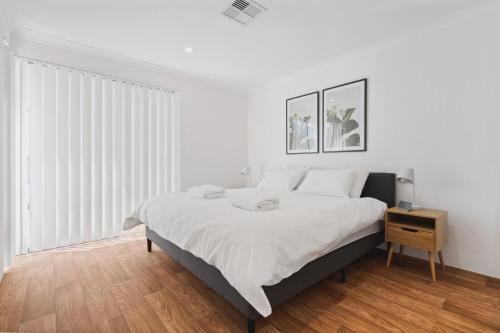 邓斯伯勒Villa on Valcross的白色卧室设有一张大床和木地板