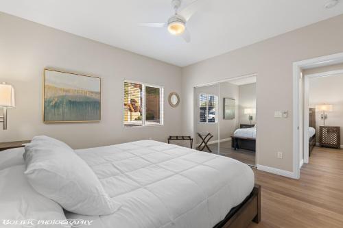 梅斯基特Hawk Ridge Two Bedroom Condo by Cool Properties的卧室配有一张白色大床
