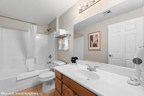 梅斯基特Hawk Ridge Two Bedroom Condo by Cool Properties的白色的浴室设有水槽和卫生间。