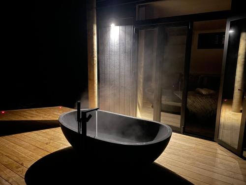 陶朗加Pukeko Lane的浴缸位于木地板上