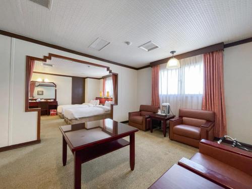 彰化市承携行旅-彰化中正馆的酒店客房设有床和客厅。