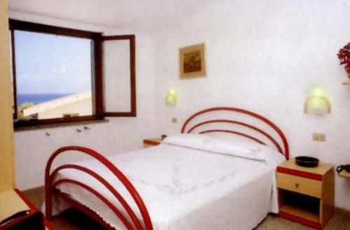 布里亚蒂科欧亚希住宅酒店的一间卧室设有一张床和一个海滩窗口