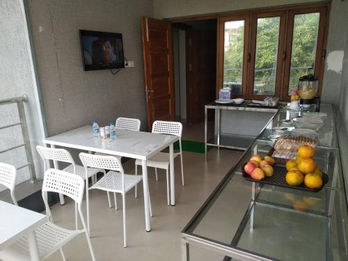 布巴内什瓦尔Forest View Residency Bhubaneswar的一张桌子和椅子,上面有一盘水果