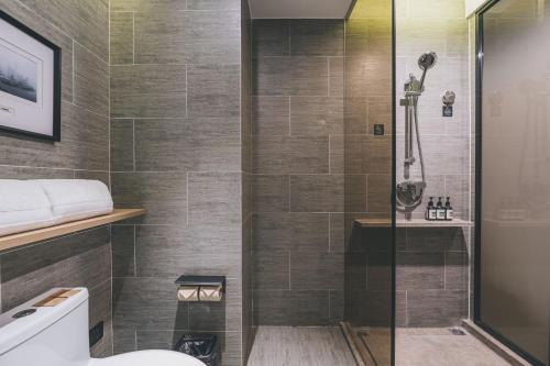上海上海外滩南京东路亚朵酒店的带淋浴和卫生间的浴室