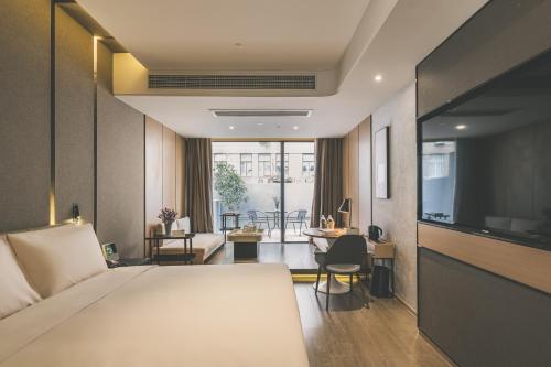 上海上海外滩南京东路亚朵酒店的酒店客房设有床和客厅。