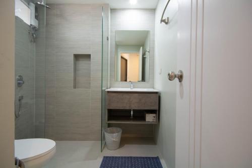 Ban Phlong SawaiMantra Beach condominium M116,M140的带淋浴、盥洗盆和卫生间的浴室