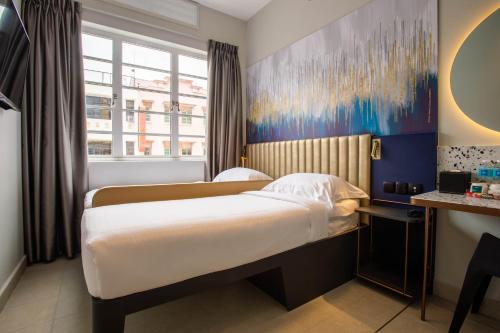 新加坡ibis budget Singapore Gold的酒店客房设有床和窗户。
