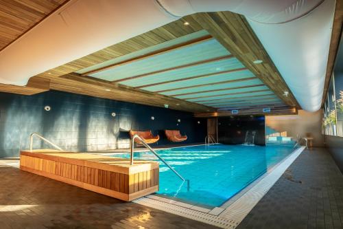 库雷萨雷Ö Seaside Suites & SPA的大型客房的大型游泳池