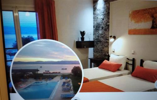 卡沃斯Sofia Beach Apartments的镜子,酒店房间享有游泳池的景色