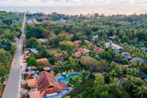 富国Elwood Premier Resort Phu Quoc的享有带游泳池和树木的度假村的空中景致