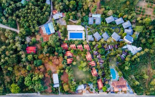 富国Elwood Premier Resort Phu Quoc的享有带房屋和树木的庭院的顶部景色