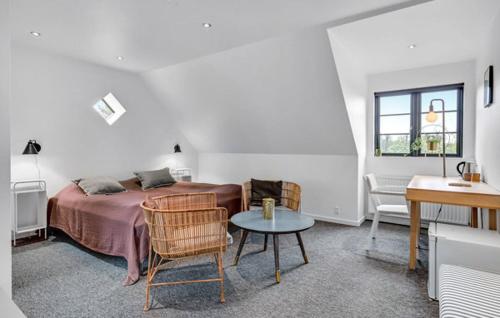 EngesvangHedegaarden的一间卧室配有一张床、一张桌子和一张书桌