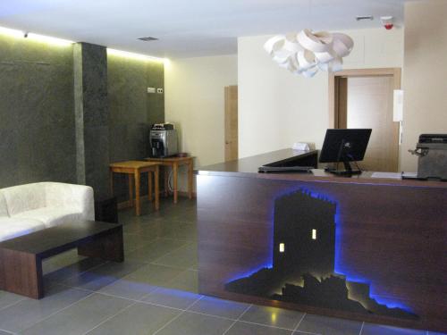 Langa de Duero里贝拉德兰加酒店的客厅设有酒吧,配有笔记本电脑