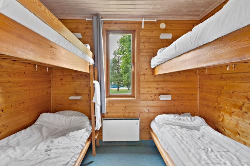 于默奥First Camp Nydala-Umeå的小木屋设有两张双层床,配有窗户