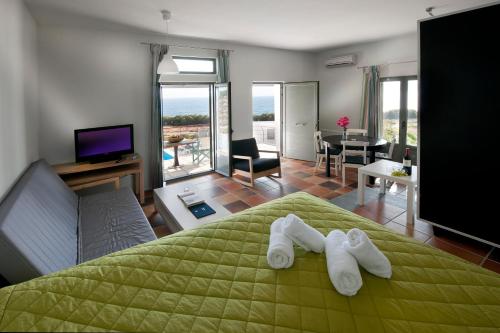 斯基罗斯岛Villa Lino的酒店客房,配有带毛巾的床
