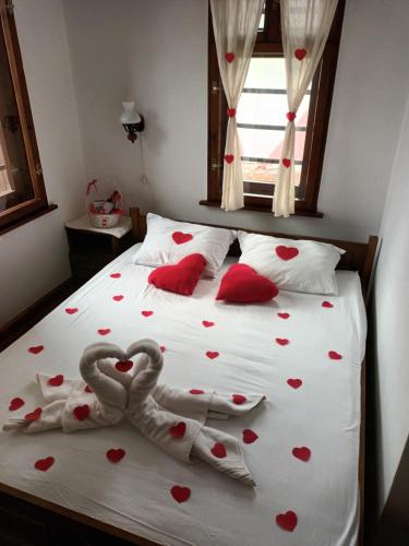 兹拉托格勒Guest house "The House"的一张心上床和两只天鹅