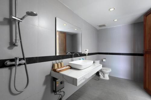 芭东海滩Daydream villa resort的浴室配有白色水槽和淋浴。