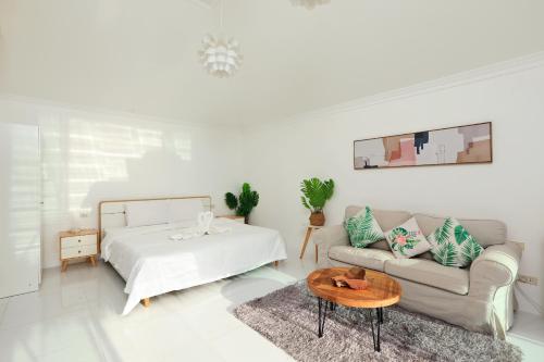 芭东海滩Daydream villa resort的白色的客厅配有床和沙发