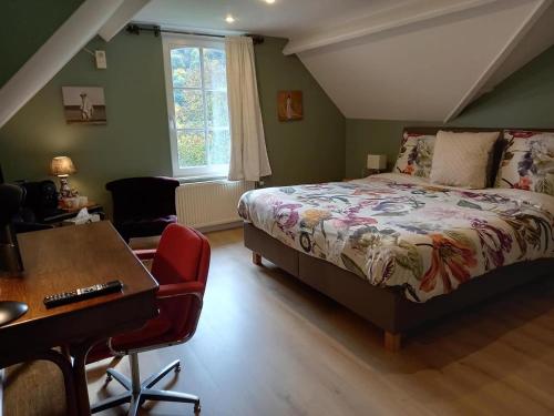 WaulsortB&B Windsor - Guesthouse的一间卧室配有一张床、一张桌子和一把椅子