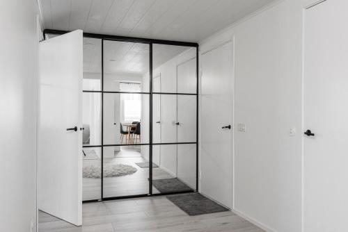 波里Fresh 2BR-apartment with FREE parking的一间拥有白色墙壁和玻璃门的房间
