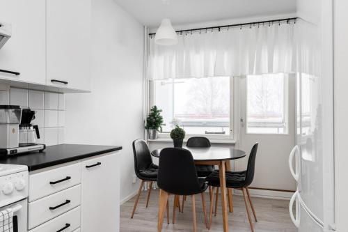 波里Fresh 2BR-apartment with FREE parking的白色的厨房配有桌椅