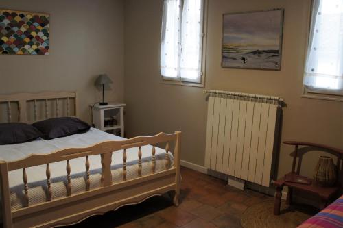 利穆Chambre Coeur de Ville的一间卧室配有床、暖气和窗户。