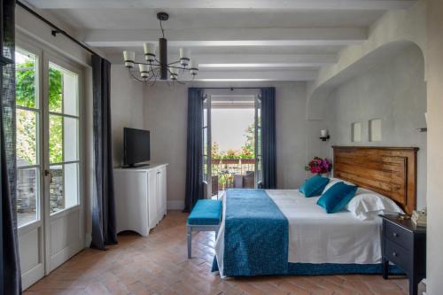坎诺比奥Park Hotel Villa Belvedere的一间卧室配有一张带蓝色枕头的大床