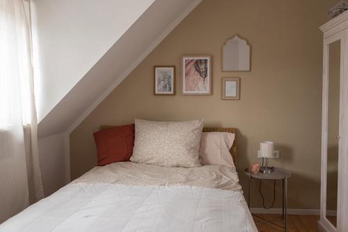 阿沙芬堡Altbau Appartement - klein aber oho的卧室配有带白色棉被的床